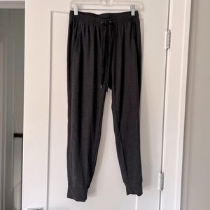 Old Navy Breathe ON Mid-Rise Jogger Pants in charcoal - S
